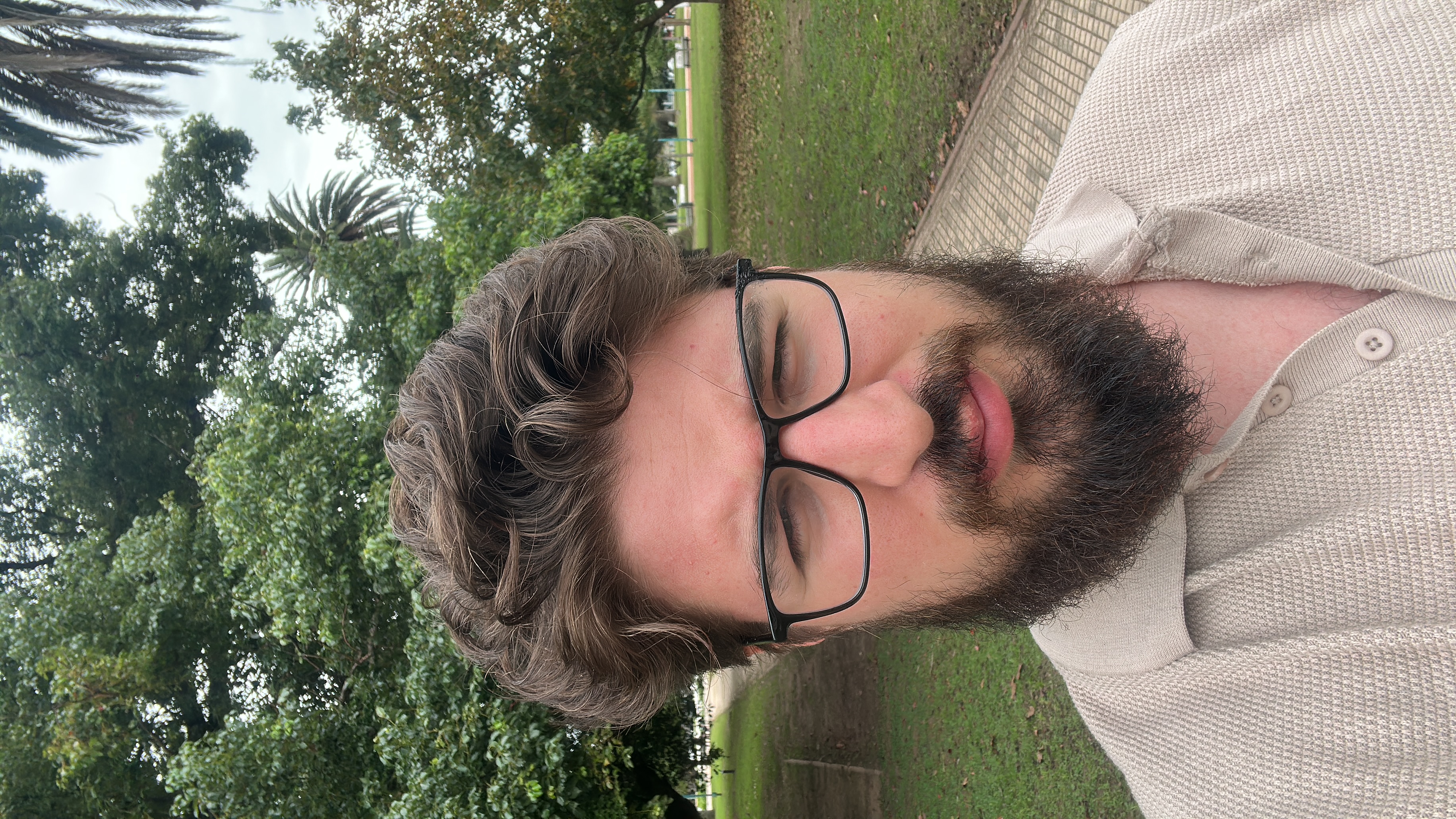 Retrato de César Rosales en un parque